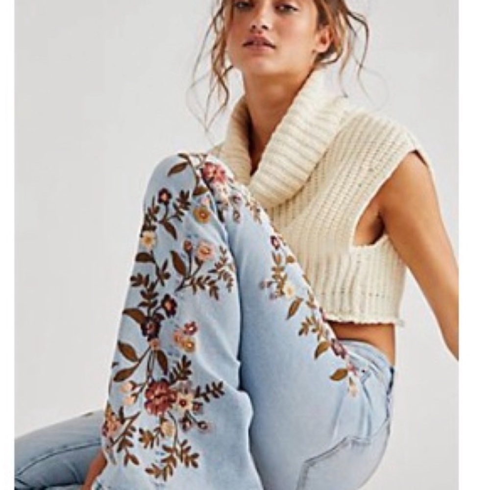 Free people crocheted flower Jeans. Size 34 S